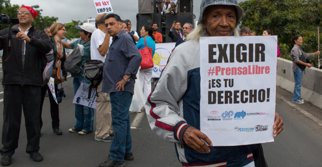 Solo el derecho a la vida, sin la cual más nada puede haber, está por encima del derecho humano a la libertad. Es cosa de elemental dignidad humana que la persona actúe según su conciencia y libre elección, nunca por presión, sea de un “ciego impulso interior”, porque la libertad es responsable, o de la “mera coacción externa”, ya lo decía hace poco más de sesenta años Gaudium et Spes, aquella constitución pastoral sobre “los gozos y las esperanzas, las tristezas y las angustias” de nuestro tiempo. Libertad, decía Mill, es posibilidad de elegir, de decidir qué hacer. José Martí, ese poeta y patriota que fue maestro en Caracas, la define con sencillez como el derecho que cada uno de nosotros tiene a “ser honrado y a pensar y hablar sin hipocresía”. Presentó en estos días Rafael Chavero, jurista y autor venezolano que hay que leer, su nuevo libro Odio, Pánico y Censura, apadrinado nada menos que por Alberto Arteaga Sánchez. Su vínculo con nuestro tema es íntimo, inseparable. Del “miedo a la libertad” habló Fromm y la cuarta libertad esencial para la humanidad de Roosevelt es ser “libre del miedo”. Aquí y en cualquier parte, el miedo es una terrible forma de esclavitud porque la coerción, sea de la fuerza física o moral, sojuzga la mente y la voluntad a un punto en el que la misma dignidad se difumina. En el actual tránsito nacional los meandros de la política, así como las trabas que le atraviesa la antipolítica, la del poder o la ajena a él, los cambios en la legalidad y en la estructura estatal, cuya necesidad es admitida incluso por los que mandan, pueden demorarse más o menos, según la fuerza de la corriente que va por el cable a tocarse, lo que hace más importante cada avance en el clima de libertad que permita ventilar los problemas reales y debatir las opciones diversas a plantearse. El país precisa de su libertad para libremente empezar a construir todo lo que le hace falta. Su libertad que es “derecho irrenunciable” y “valor superior de su ordenamiento jurídico” respectivamente según los artículos 1 y 2 de la Constitución. Derecho humano natural que el Estado venezolano debe garantizar “conforme al principio de progresividad y sin discriminación alguna”, la libertad no es enunciado vacío porque tiene contenidos que son su significado. Que somos libres dice la Constitución y escucho decir a voceros del poder, pero ¿Qué significa ser libres? La libertad personal es inviolable y de allí vienen todas las previsiones para el debido proceso, tan aporreado entre nosotros. Libertad de tránsito, libertad de educación y de cultura, libertad de asociación con fines lícitos que es política, sindical, gremial o civil, sustento de la libertad de participación social en la comunidad o en algún grupo de interés, participación política desde el voto hasta la militancia en un partido y la candidatura a cargos de elección. También participación económica, sea como trabajador o como empresario. Libertad de pensamiento y de creencias. En lo inmediato, de lo que el ser humano está seguro es de su pensamiento, escribe con razón la profesora Tosta. La libertad es el mundo de lo inteligible. Libertad de pensamiento que no es muda, amerita expresarse y allí es donde se encuentra con los derechos a estar informado y a informar. Es una libertad atinente a todas las personas, también a los comunicadores y por supuesto a los medios, sean públicos (que quiere decir de todos y no solo de quienes gobiernan), privados (que son un servicio social) o redes. La libertad de expresión distingue a los humanos de cualquier otro grupo de la creación. Los animales reaccionan por instinto y las plantas por percepción sensorial, comunicación química o respuestas adaptativas, pero los seres humanos pensamos y nos hablamos. Venezuela hoy, en esta situación inédita que tanto nos cuesta comprender, va encontrando esperanzada su camino. Sabe que atrás no puede, ni quiere, ni debe volver, también sabe a dónde quiere ir, pero su presente es de incertidumbre y no está segura de los cómos y los cuándos. Ahí es donde las libertades, en particular la libertad de expresión, pueden ayudarnos a discernir, si somos libres de plantearnos alternativas, ponderar sus pros y contras, contrastarlas en la discusión abierta y decidir responsablemente. Esas libertades son la libertad y solo en libertad podremos avanzar de verdad. Que hay riesgos, claro que sí, y como ya va más de un siglo dicho, son preferibles a una esclavitud tranquila.