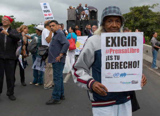 Solo el derecho a la vida, sin la cual más nada puede haber, está por encima del derecho humano a la libertad. Es cosa de elemental dignidad humana que la persona actúe según su conciencia y libre elección, nunca por presión, sea de un “ciego impulso interior”, porque la libertad es responsable, o de la “mera coacción externa”, ya lo decía hace poco más de sesenta años Gaudium et Spes, aquella constitución pastoral sobre “los gozos y las esperanzas, las tristezas y las angustias” de nuestro tiempo. Libertad, decía Mill, es posibilidad de elegir, de decidir qué hacer. José Martí, ese poeta y patriota que fue maestro en Caracas, la define con sencillez como el derecho que cada uno de nosotros tiene a “ser honrado y a pensar y hablar sin hipocresía”. Presentó en estos días Rafael Chavero, jurista y autor venezolano que hay que leer, su nuevo libro Odio, Pánico y Censura, apadrinado nada menos que por Alberto Arteaga Sánchez. Su vínculo con nuestro tema es íntimo, inseparable. Del “miedo a la libertad” habló Fromm y la cuarta libertad esencial para la humanidad de Roosevelt es ser “libre del miedo”. Aquí y en cualquier parte, el miedo es una terrible forma de esclavitud porque la coerción, sea de la fuerza física o moral, sojuzga la mente y la voluntad a un punto en el que la misma dignidad se difumina. En el actual tránsito nacional los meandros de la política, así como las trabas que le atraviesa la antipolítica, la del poder o la ajena a él, los cambios en la legalidad y en la estructura estatal, cuya necesidad es admitida incluso por los que mandan, pueden demorarse más o menos, según la fuerza de la corriente que va por el cable a tocarse, lo que hace más importante cada avance en el clima de libertad que permita ventilar los problemas reales y debatir las opciones diversas a plantearse. El país precisa de su libertad para libremente empezar a construir todo lo que le hace falta. Su libertad que es “derecho irrenunciable” y “valor superior de su ordenamiento jurídico” respectivamente según los artículos 1 y 2 de la Constitución. Derecho humano natural que el Estado venezolano debe garantizar “conforme al principio de progresividad y sin discriminación alguna”, la libertad no es enunciado vacío porque tiene contenidos que son su significado. Que somos libres dice la Constitución y escucho decir a voceros del poder, pero ¿Qué significa ser libres? La libertad personal es inviolable y de allí vienen todas las previsiones para el debido proceso, tan aporreado entre nosotros. Libertad de tránsito, libertad de educación y de cultura, libertad de asociación con fines lícitos que es política, sindical, gremial o civil, sustento de la libertad de participación social en la comunidad o en algún grupo de interés, participación política desde el voto hasta la militancia en un partido y la candidatura a cargos de elección. También participación económica, sea como trabajador o como empresario. Libertad de pensamiento y de creencias. En lo inmediato, de lo que el ser humano está seguro es de su pensamiento, escribe con razón la profesora Tosta. La libertad es el mundo de lo inteligible. Libertad de pensamiento que no es muda, amerita expresarse y allí es donde se encuentra con los derechos a estar informado y a informar. Es una libertad atinente a todas las personas, también a los comunicadores y por supuesto a los medios, sean públicos (que quiere decir de todos y no solo de quienes gobiernan), privados (que son un servicio social) o redes. La libertad de expresión distingue a los humanos de cualquier otro grupo de la creación. Los animales reaccionan por instinto y las plantas por percepción sensorial, comunicación química o respuestas adaptativas, pero los seres humanos pensamos y nos hablamos. Venezuela hoy, en esta situación inédita que tanto nos cuesta comprender, va encontrando esperanzada su camino. Sabe que atrás no puede, ni quiere, ni debe volver, también sabe a dónde quiere ir, pero su presente es de incertidumbre y no está segura de los cómos y los cuándos. Ahí es donde las libertades, en particular la libertad de expresión, pueden ayudarnos a discernir, si somos libres de plantearnos alternativas, ponderar sus pros y contras, contrastarlas en la discusión abierta y decidir responsablemente. Esas libertades son la libertad y solo en libertad podremos avanzar de verdad. Que hay riesgos, claro que sí, y como ya va más de un siglo dicho, son preferibles a una esclavitud tranquila.