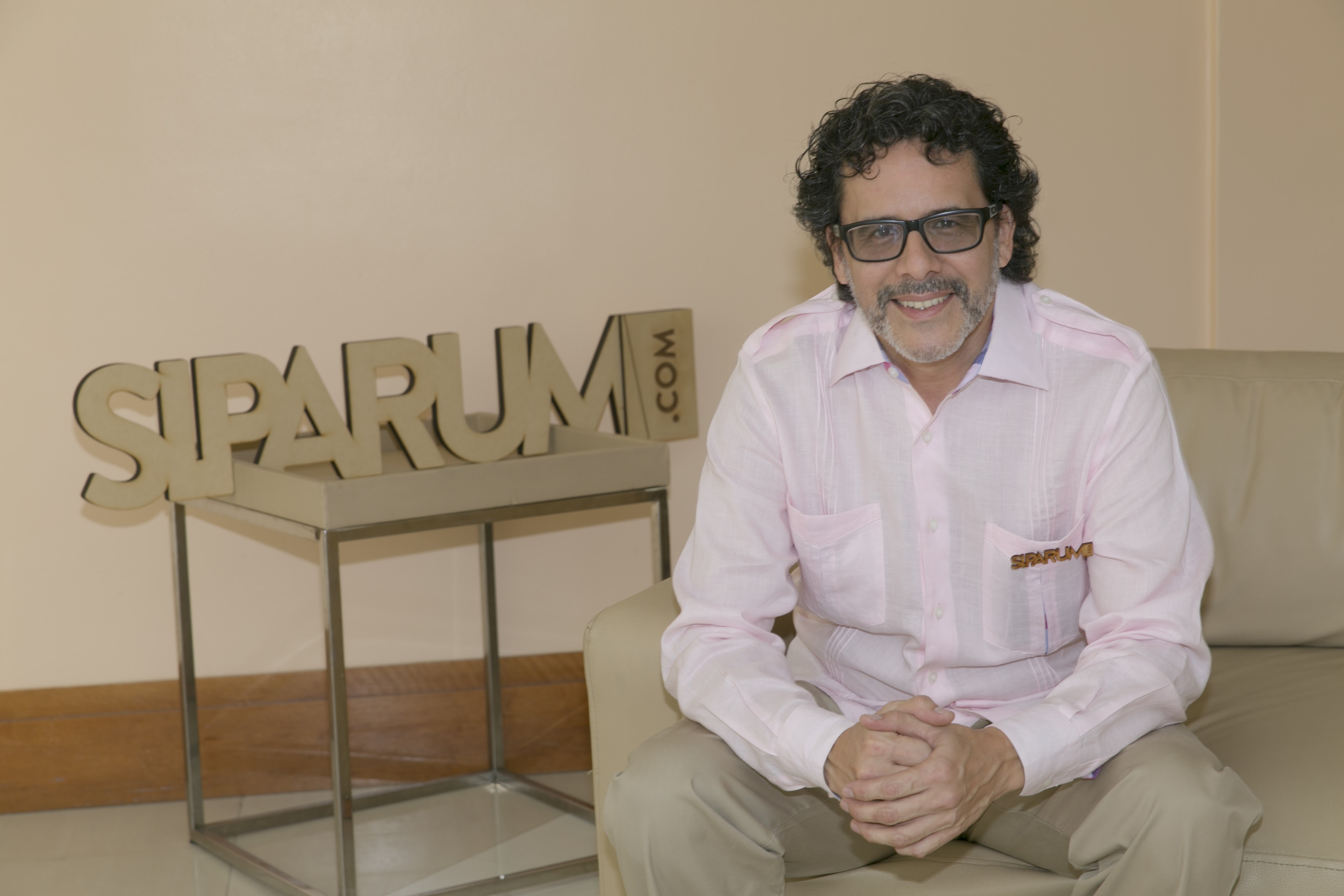 gustavo castellanos sip a rum