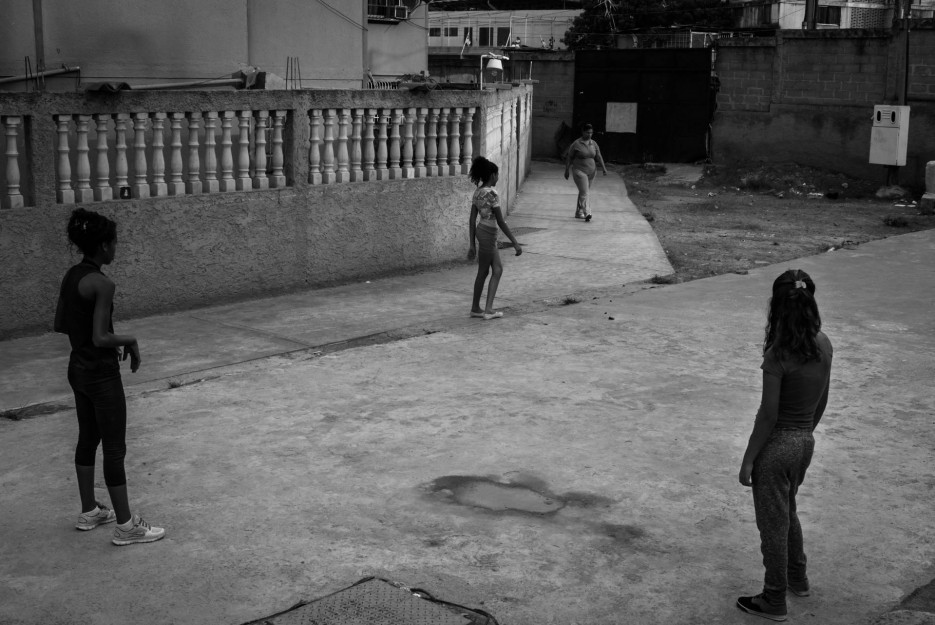 Niñas jugando en los espacios comunes del conjunto residencial.