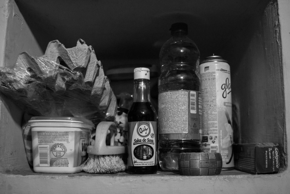 Alimentos, productos de limpieza y de higiene personal se mezclan en los estantes.