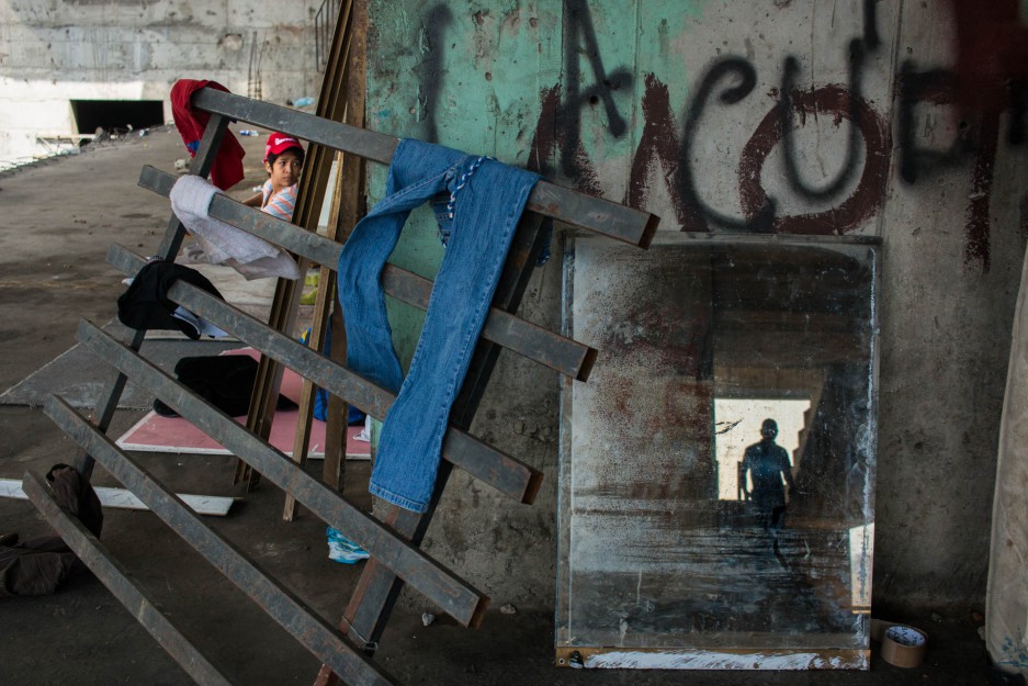 Las personas esperaban en el estacionamiento de la torre con sus pertenencias. 