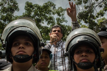 UCV 28-05 . Ministro de educación Manuel Fernández habla con estudiantes durante manifestación.  Fabiola Ferrero / Ee