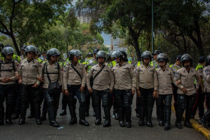 UCV 28-05 . Piquete de la PNB durante manifestación de estudiantes y sindicatos de la universidad. Fabiola Ferrero / Ee