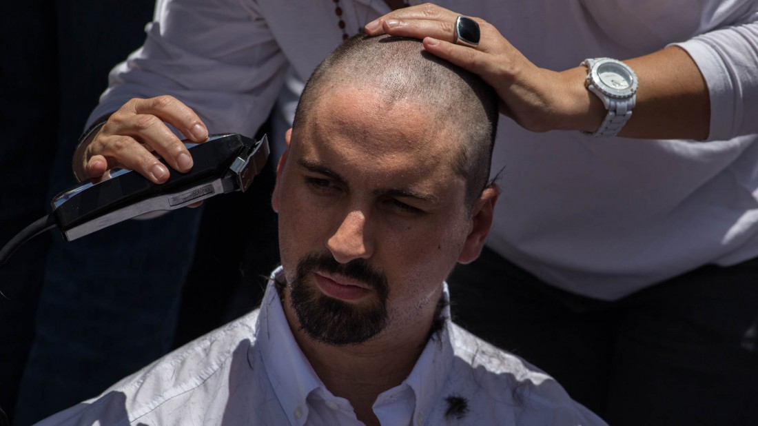 Freddy Guevara se rapa el pelo en apoyo a Daniel Ceballos. Marcha oposición 30-05 Av. Francisco de Miranda. 2