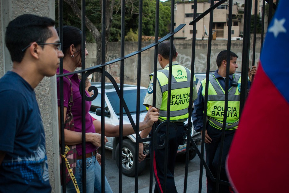 Policía Nacional visita a los que permanecen en la huelga de hambre del JAVU el 4 de junio de 2015. Iglesia Nuestra Señora de Guadalupe en Las Mercedes. Caracas. Fabiola Ferrero / Ee