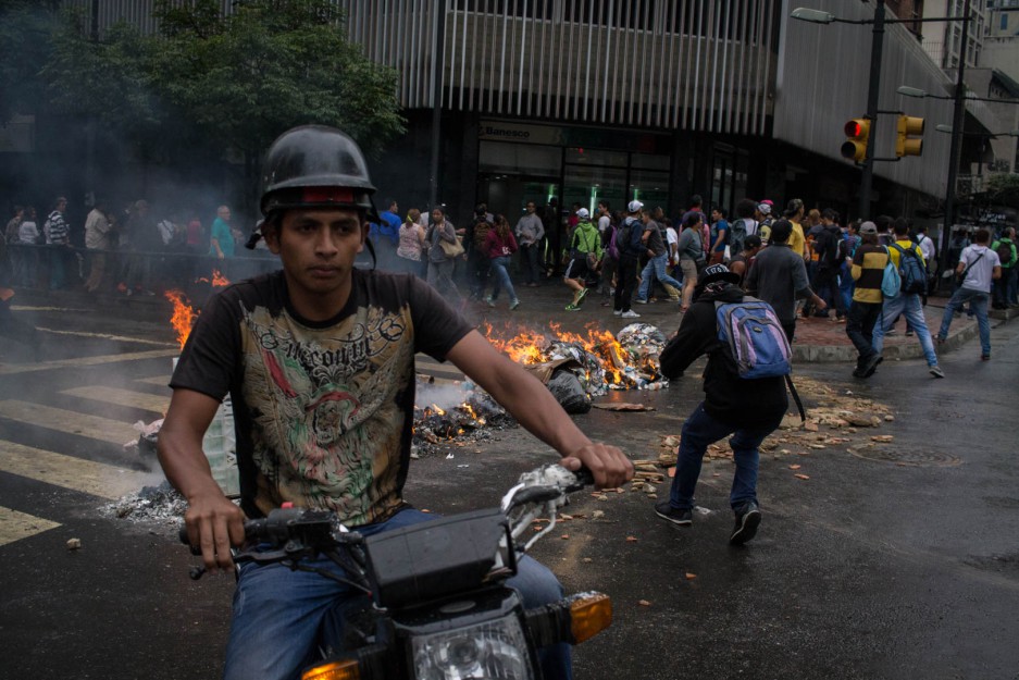 guarimba / protesta - Chacao 12F | Fabiola Ferrero