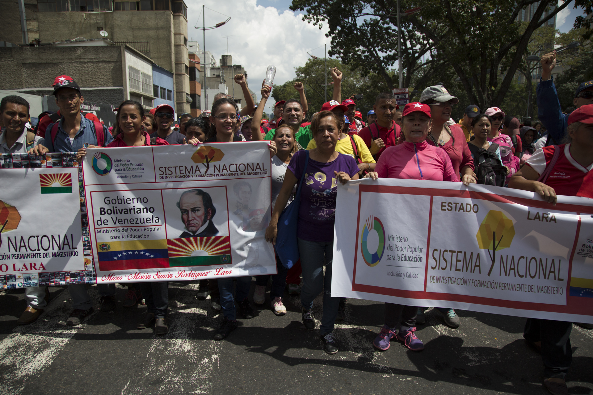 Marcha del oficialismo durante paro