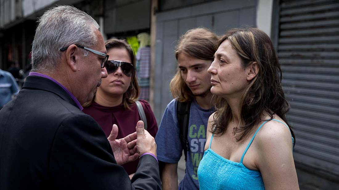 "Presos políticos" venezolanos excarcelados se presentan ante los tribunales
