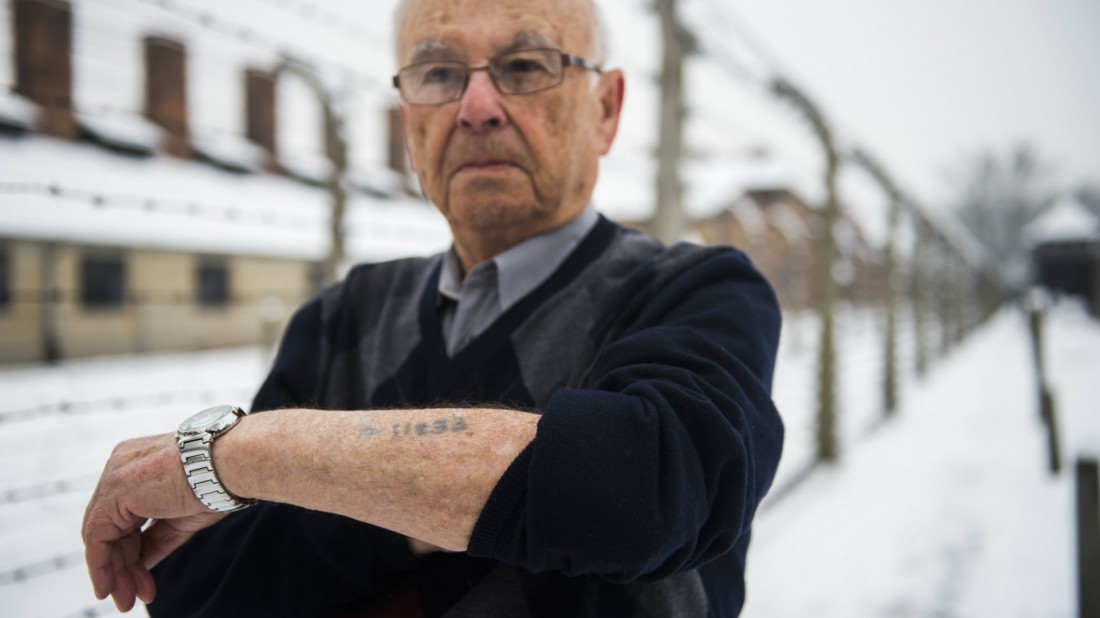 El sobreviviente estadounidense Jack Rosenthal muestra su tatuaje con su número de prisionero.