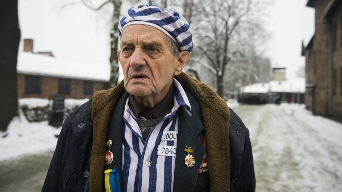 El sobreviviente del Holocausto ucraniano, Igor Malitski, camina entre las barracas.
