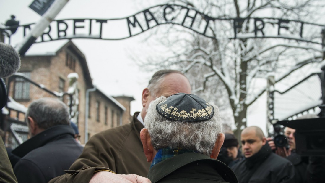 El presidente del Congreso Mundial Judío, Ronald Lauder, abraza a un sobreviviente del Holocausto, Mordechai Ronen cuando llegó al campo de concentración Auschwitz.
