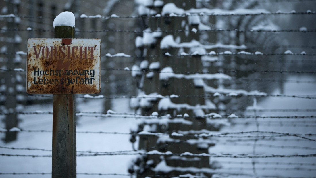 70 años después de la liberación del campo de Auschwitz, 300 sobrevivientes lo visitan. La cerca previene contra el alto voltaje.
