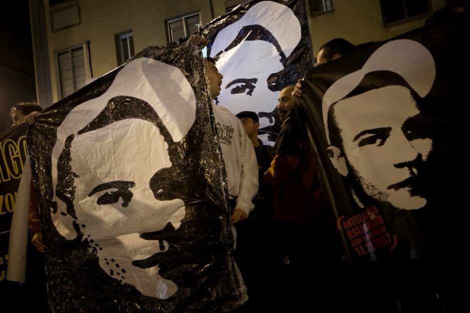 Antifascistas manifiestan aguantando pancartas con el rostro de Carlos Palomino seis años después de su muerte.