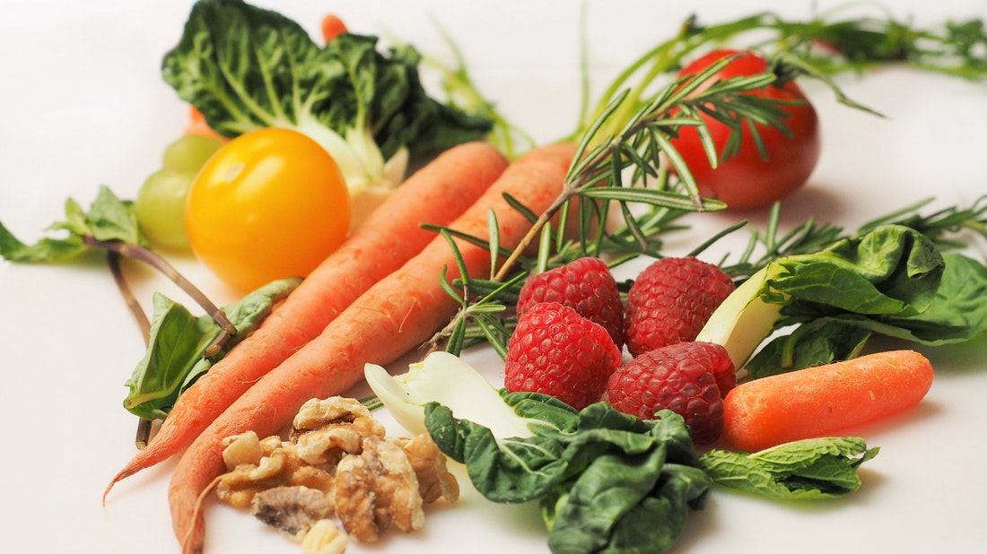 carrot-kale-walnuts-tomatoes