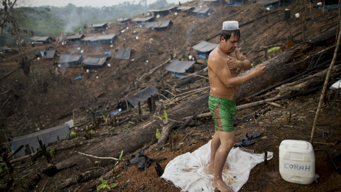 Un "erradicador" toma una ducha en el campamento base antes de ir a trabajar para destruir campos de coca. Foto por Rodrigo Abd.