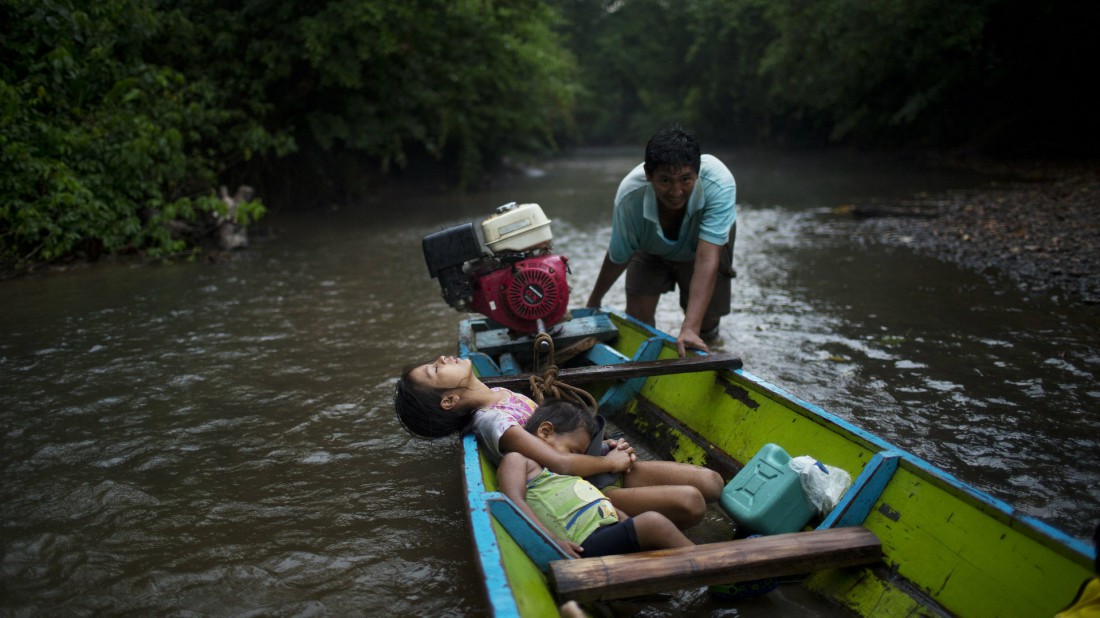 Una familia viaja en bote por 4 horas desde Nueva Esperanza hasta Lorencillo en la selva peruana durante la temporada seca, que dificulta el traslado en agua. Foto por Rodrigo Abd.