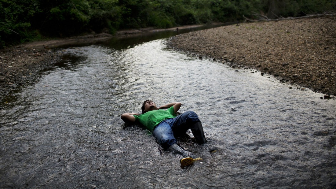 Daniel Osoriaga, un trabajador comunitario que ofrece cultivos alternativos a los campesinos de la coca, descansa en el río Lorencillo. Foto por Rodrigo Abd.