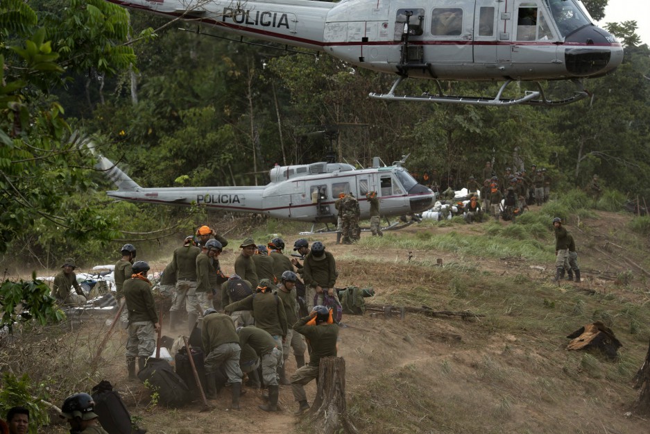 Un helicóptero de Estados Unidos recoge a los trabajadores luego de una semana en la comunidad remota de Nueva Esperanza, en Perú. Foto por Rodrigo Abd.