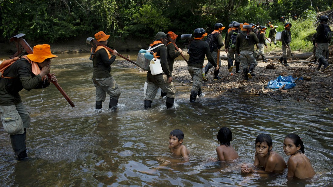 Niños juegan en el río mientras llegan los erradicadores para destruir los campos de coca. Foto por Rodrigo Abd.