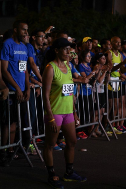 Una atleta élite posaba seria para las cámaras de medios deportivos