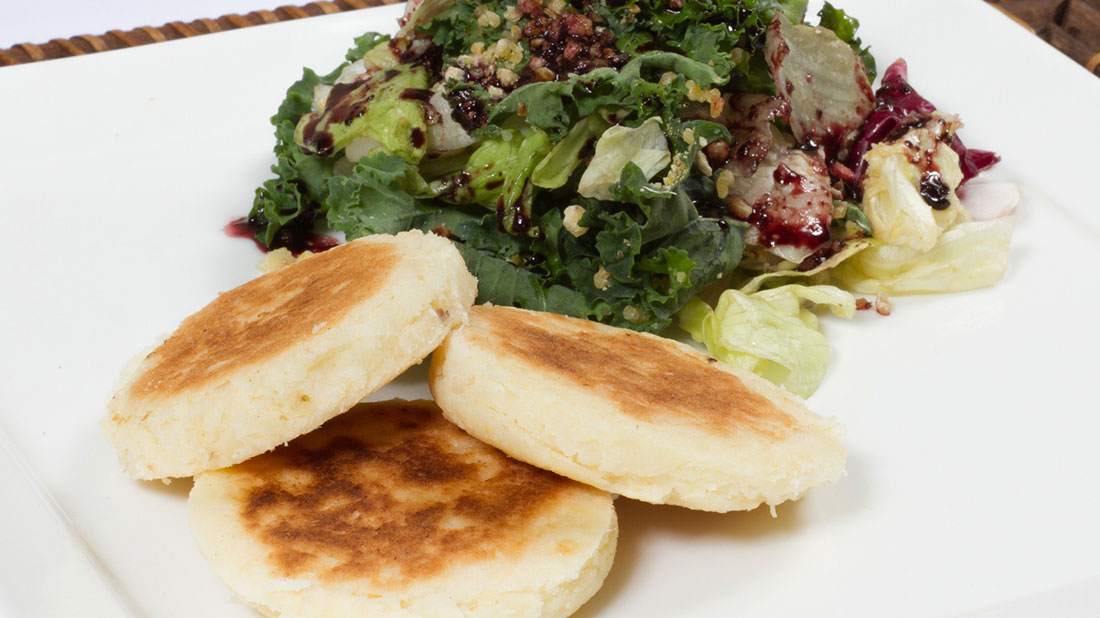 ehappy-arepa-yuca-y-ensalada-con-manoco