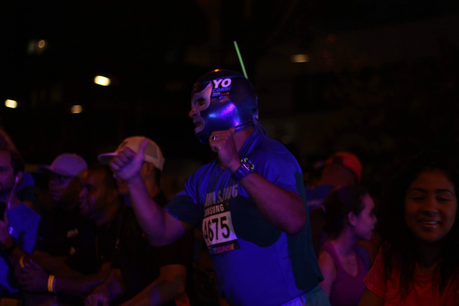 Una máscara de luchador libre mexicano abraza la cara del competidor