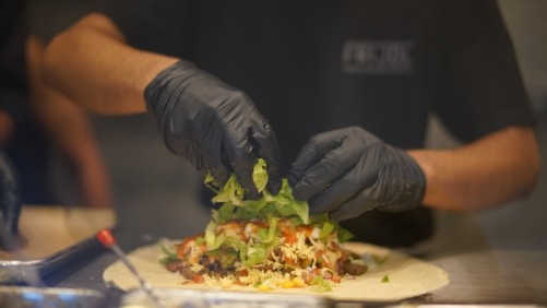 frijol poniendo lechiga burrito