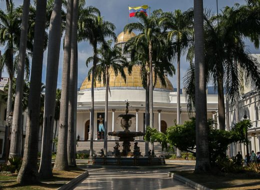 Hasta ahora, en el debate nacional los cambios políticos constituyen una condición para los cambios económicos