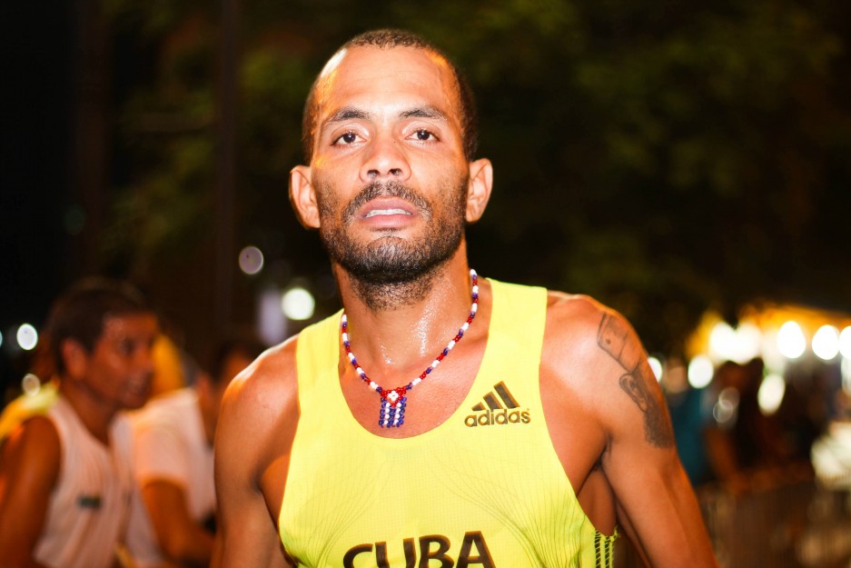 Norbert Gutiérrez mira la cámara desafiante después de lograr el primer lugar