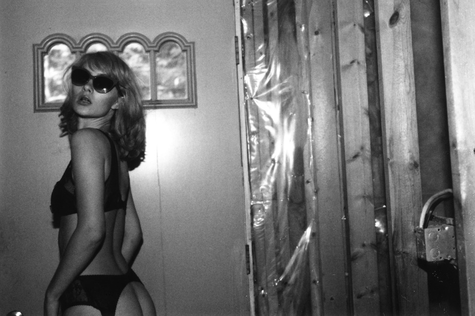 El fotógrafo Jonathan Leder, expondrá este 8 de Agosto en Los Ángeles una exposición que constan de 92 imágenes cargadas de alto contenido erótico