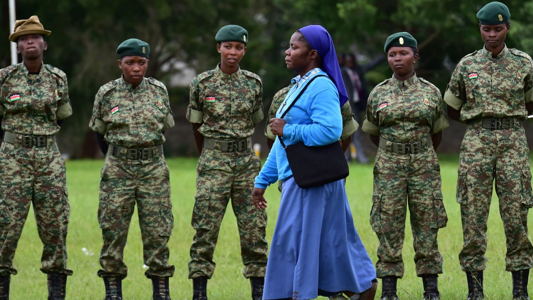 mujer frente a militares