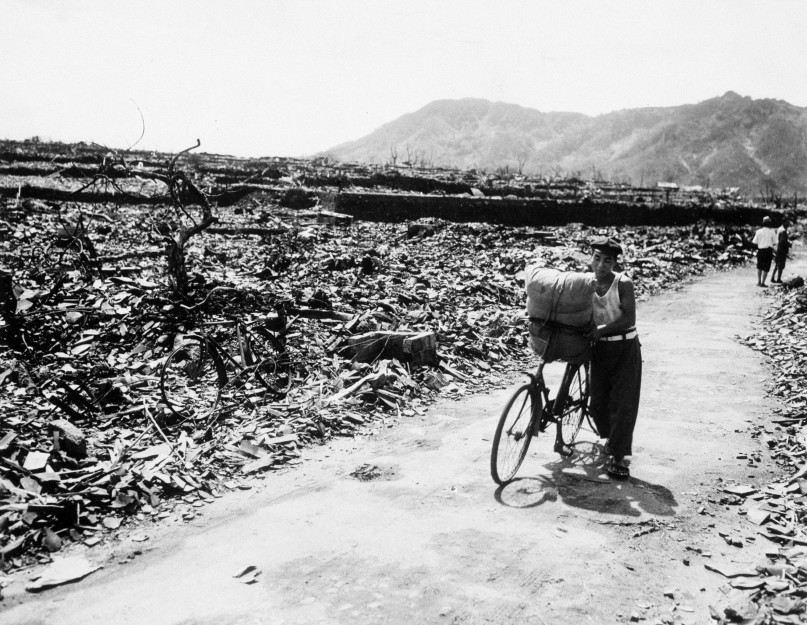 nagasaki-1945-bici-y-escombros