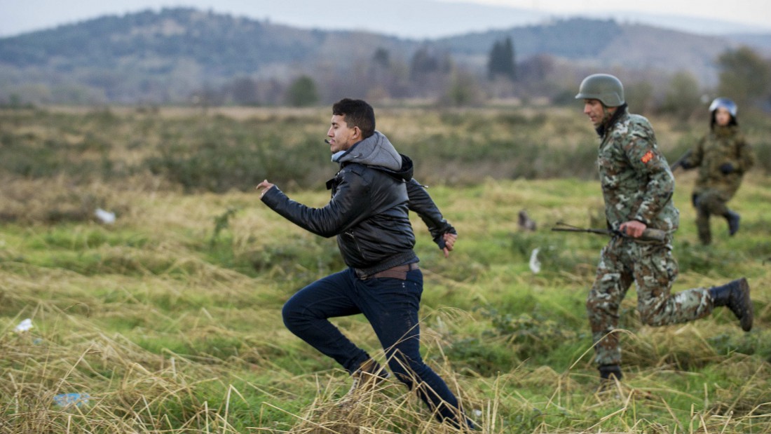 niño corre de militares