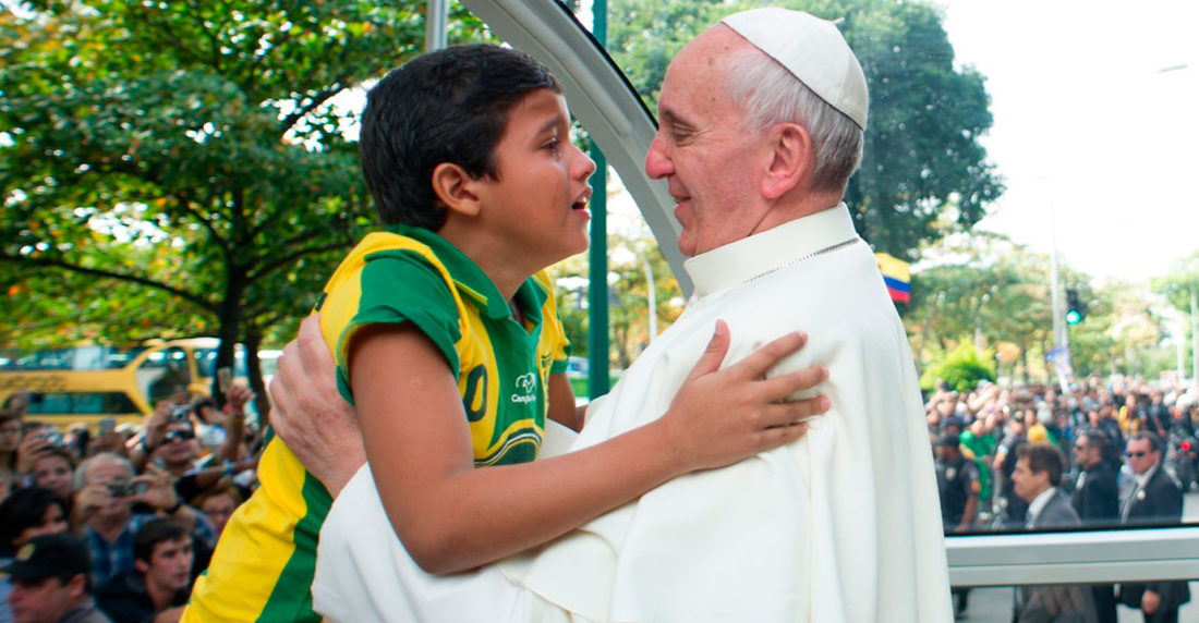 El papa y un niño