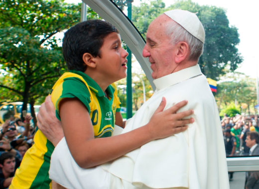 El papa y un niño