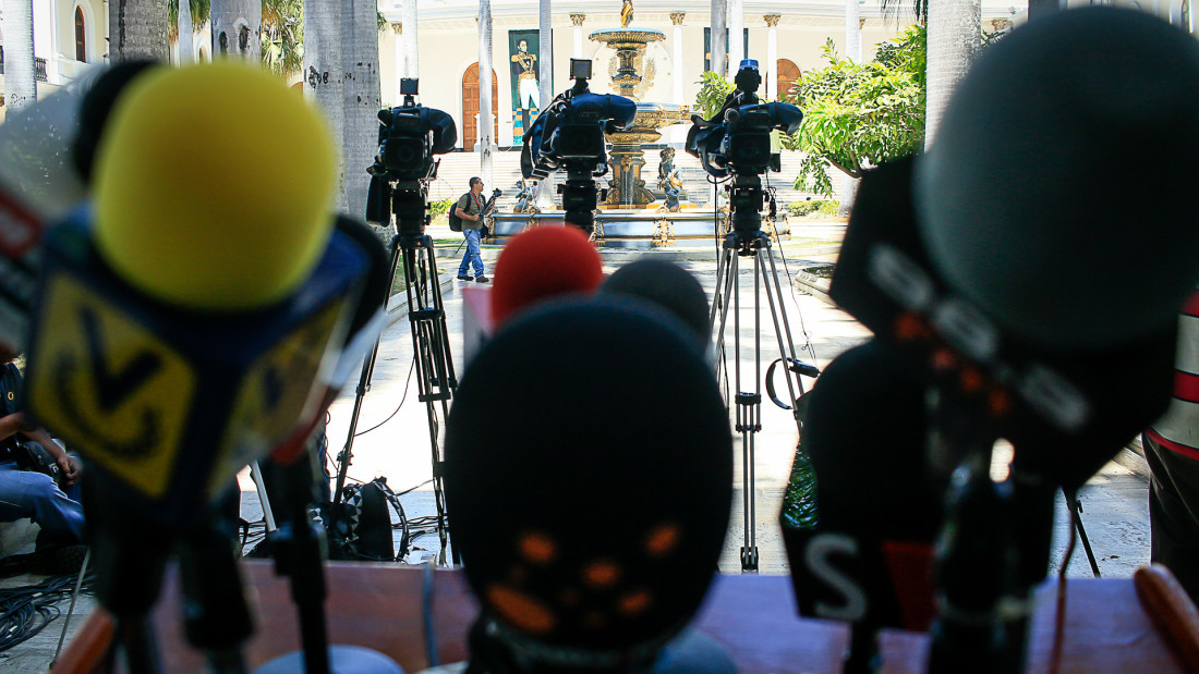 prensa medios de comunicación televisión micrófonos cámaras libertad de expresión