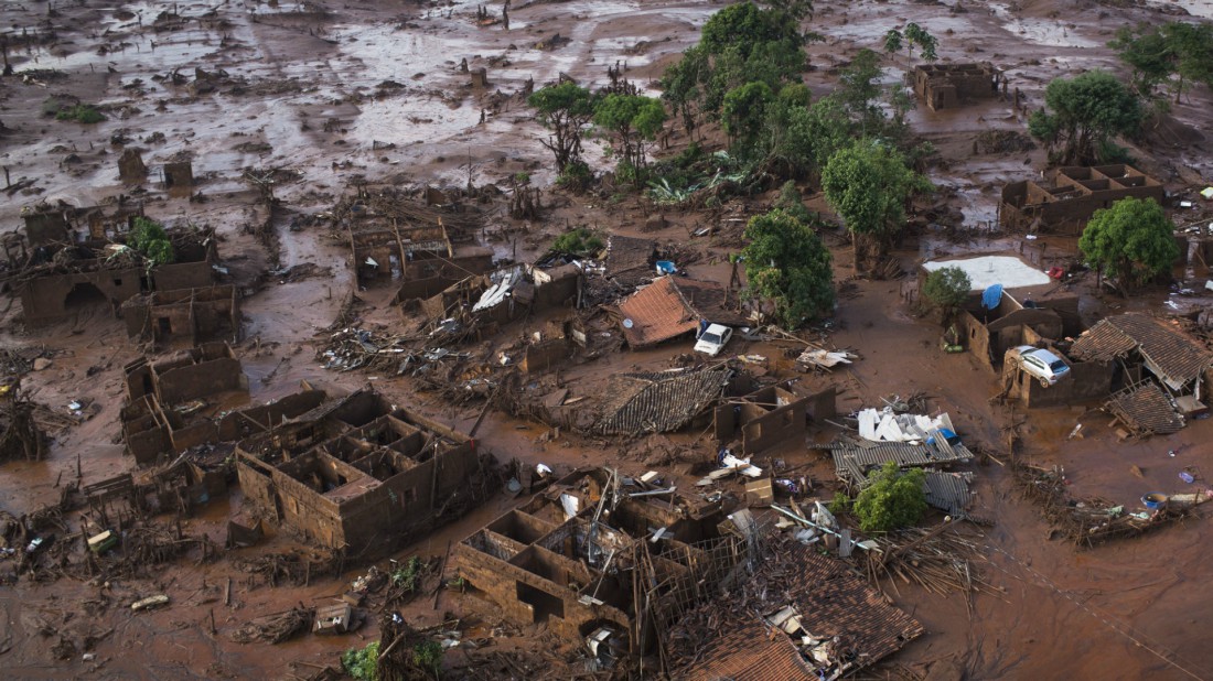 Vista aérea de Brasil luego de que un torrente de lodo sepultara e poblado de Minas Gerais. AP Photo/Felipe Dana