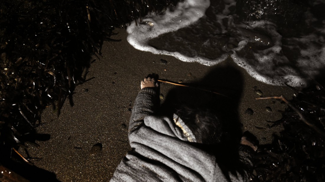 El cuerpo de un niño en la costa griega de Lesbos. Más de 218 mil refugiados han cruzado el mar Mediterráneo, y más de 3400 han muerto en el intento. AFP PHOTO / ARIS MESSINIS