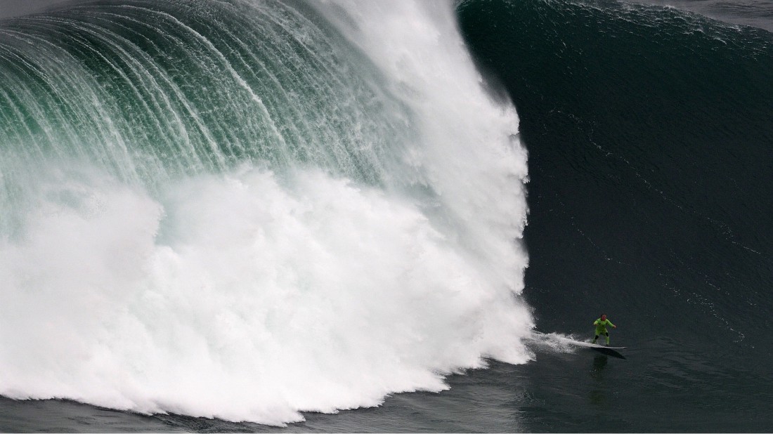 El surfista Garret McNamara en una ola en Portugal. AFP PHOTO / FRANCISCO LEONG