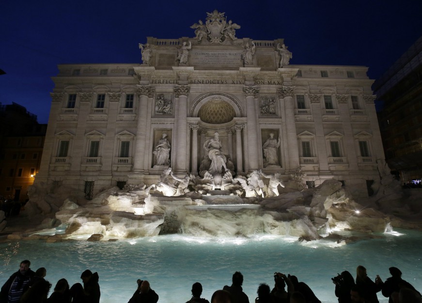 La "Fontana di Trevi" iluminada luego de haber sido reinaugurada luego de 17 meses en restauración. (AP Photo/Gregorio Borgia)