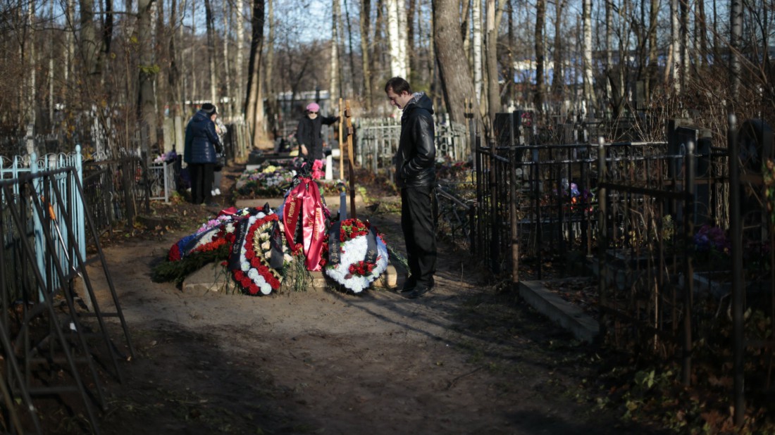 El familiar de una de las víctimas del avión ruso estrellado cuando se dirigía a Egipto, en el Cementerio durante el funeral de Alexei Alekseyev. (AP Photo/Ivan Sekretarev)