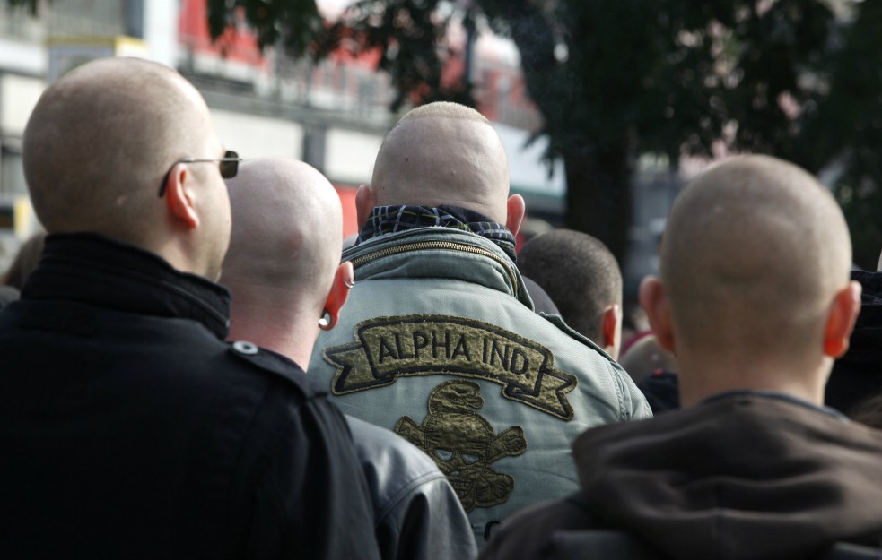 Manifestantes de la extrema derecha protestaron en las calles de Berlín el 10 de octubre de 2009. Lo acompañó la policía alemana antimotín. 