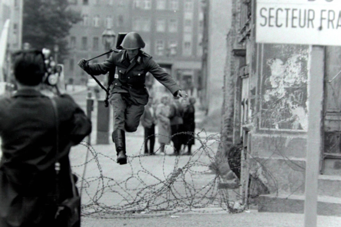 El 15 de agosto de 1961, Conrad Schumann se convirtió en el primer desertor del Muro de Berlín