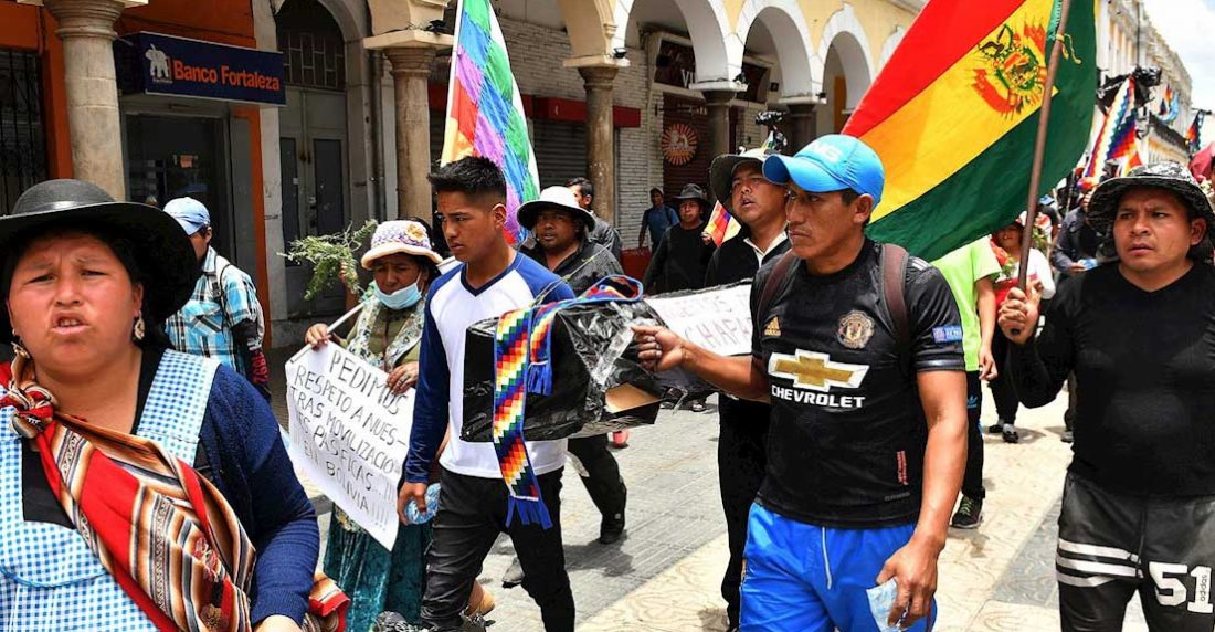 Ciudadanos marchan este sábado para condenar y pedir justicia por las muertes ocasionadas tras los disturbios de ayer con las fuerzas del orden, en Cochabamba (Bolivia).