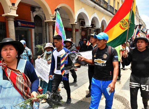 Ciudadanos marchan este sábado para condenar y pedir justicia por las muertes ocasionadas tras los disturbios de ayer con las fuerzas del orden, en Cochabamba (Bolivia).