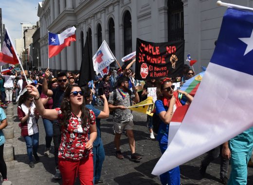 Los trabajadores de salud protestan con banderas nacionales chilenas en Santiago en la cuarta semana de protestas contra el gobierno de Piñera