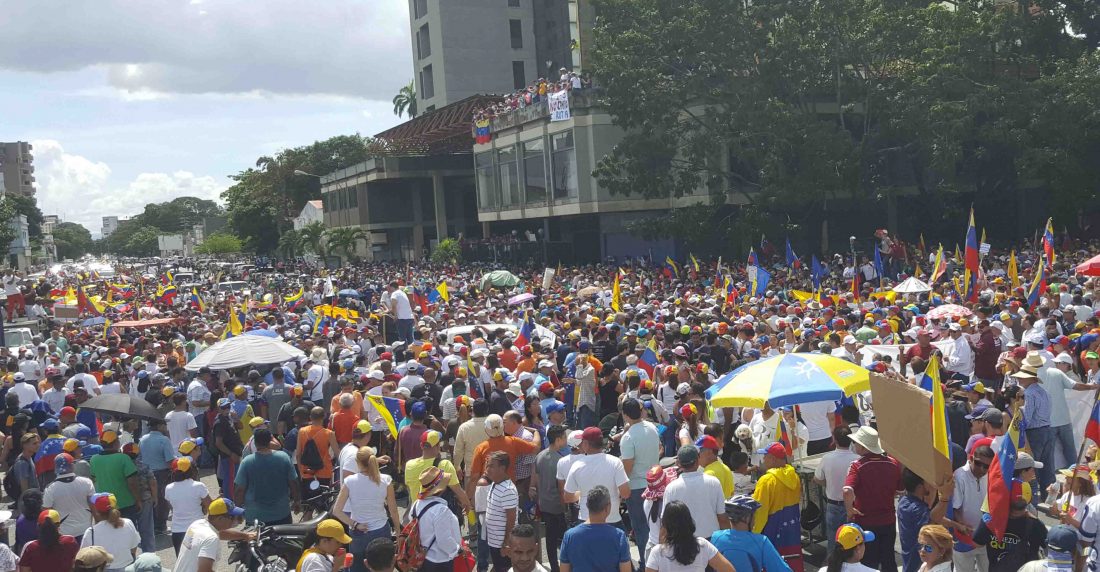 Personas que apoyan a Juan Guaidó manifestaron este sábado 16 de noviembre en Valencia