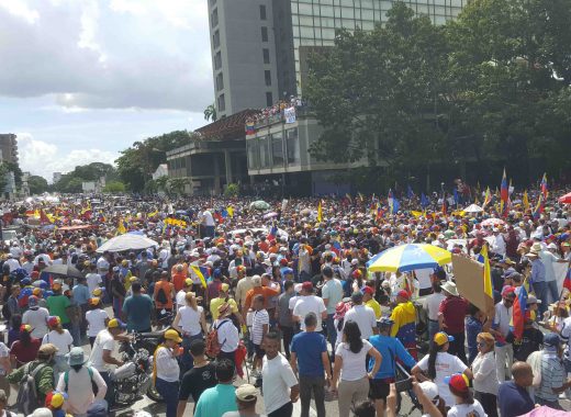 Personas que apoyan a Juan Guaidó manifestaron este sábado 16 de noviembre en Valencia