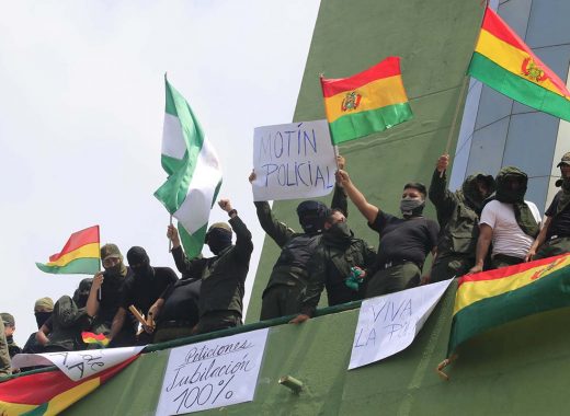 Bolivia estaba este sábado bajo tensión máxima, con una convocatoria del partido gobernante a ocupar las calles de La Paz para defender la reelección del presidente Evo Morales